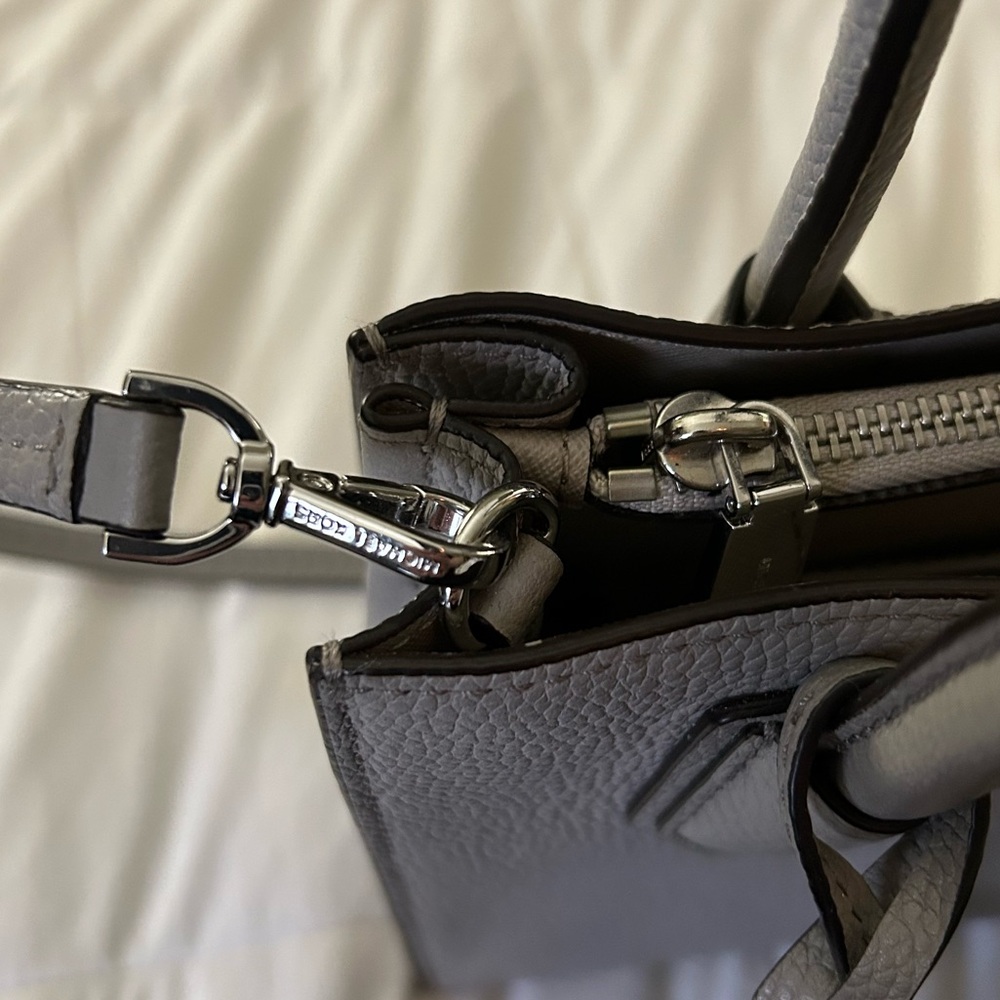 🎉 Host Pick 🎉 Michael Kors Gray Leather Tote Bag - Picture 7 of 12